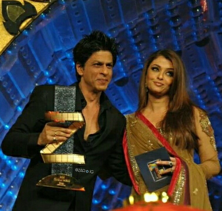 Zeefauziyah28's tweet photo. #Trowback : Aishwarya presenting the award to @iamsrk as #BestPopularActor #ZeeCineAwards2011
#AishwaryaRaiBachchan https://t.co/JA59eIVRz8