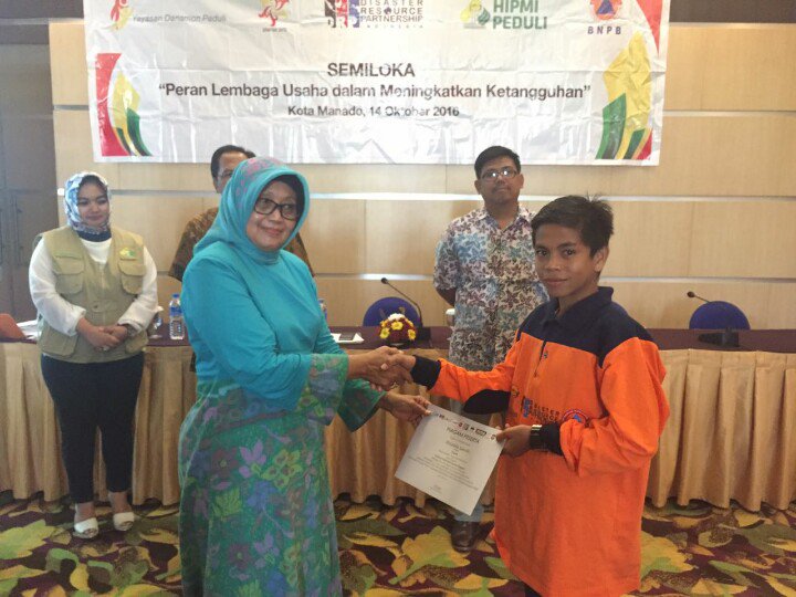 Serah terima sertifikat diserahkan kepada Rivaldi Gasolo dan Diana Tumigong secara simbolik dlm Bulan PRB 2016