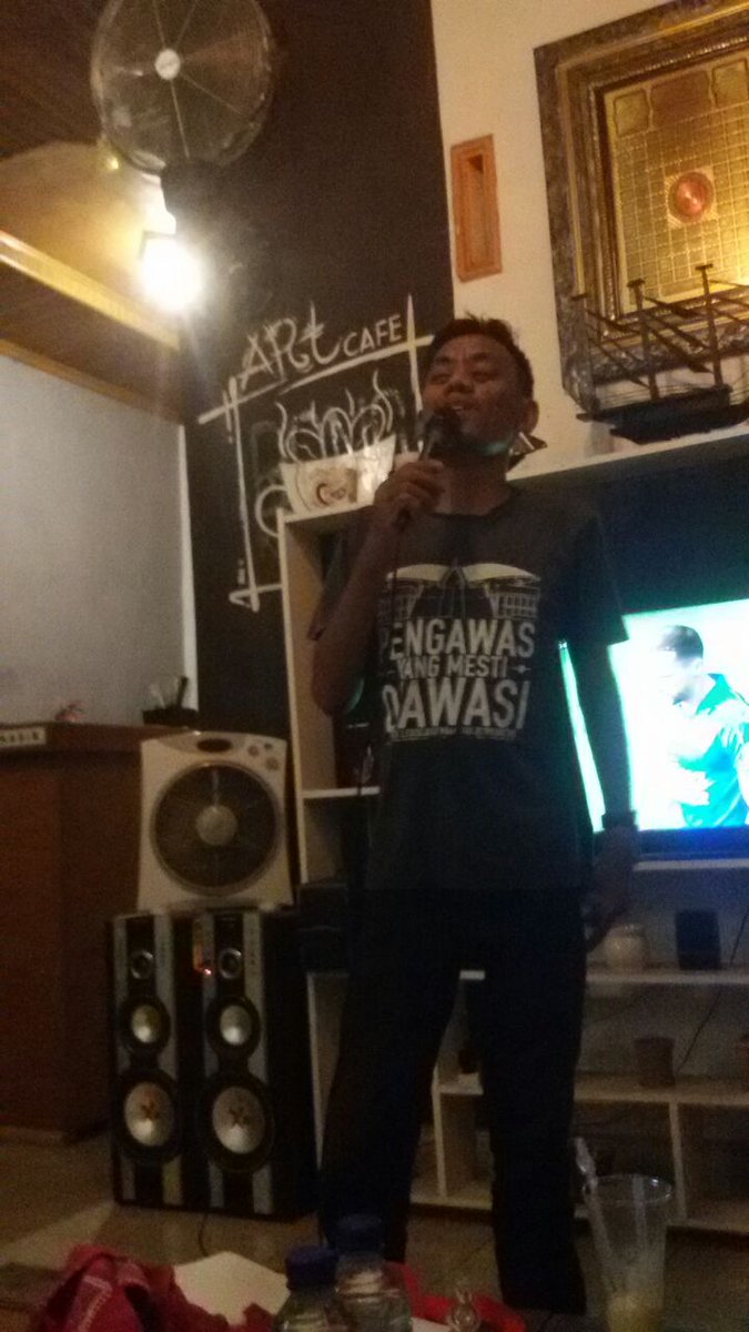 komika pertama alumni pesantren yang selalu kehilangan sendal <a href="/ettaarchut/">Muhammad Sahrir</a> 👏 semoga tidak jadi cinderella 😂