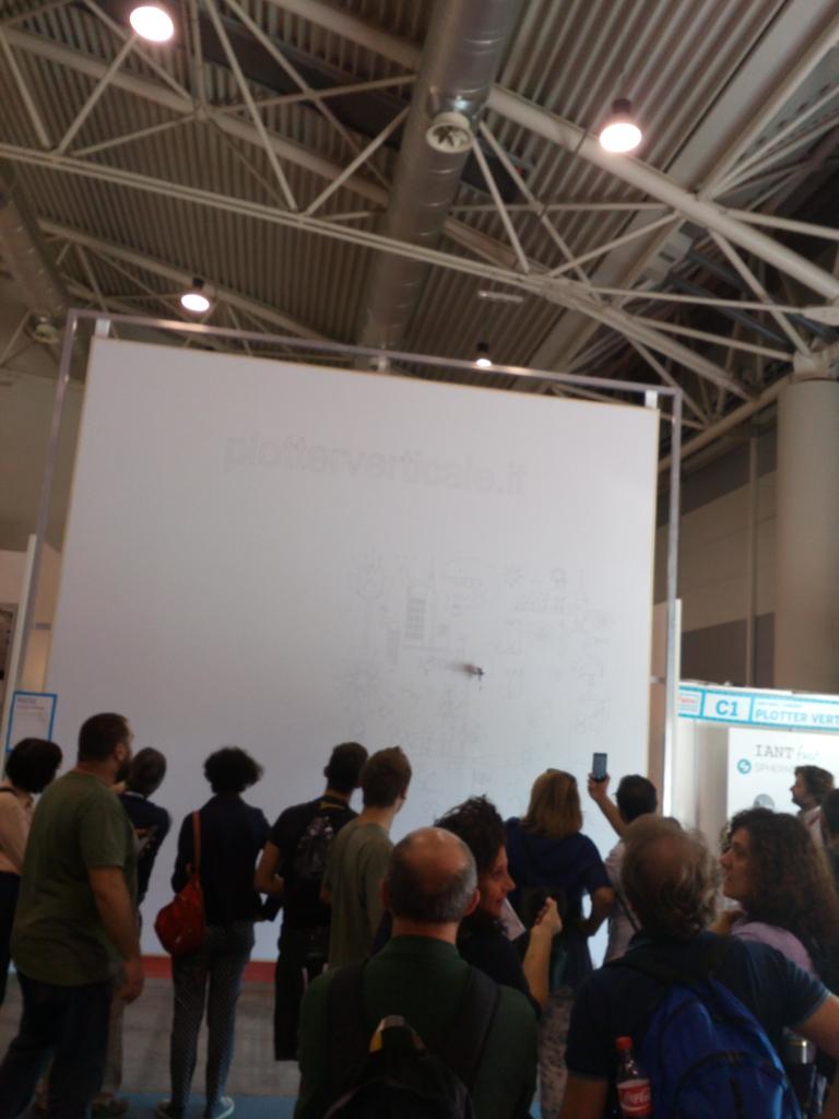 LeTreEventi's tweet photo. Curiosità+tante domande @MFR16. #plotterverticale non finisce mai di stupire! Pad. 8 #magia #tecnologieperlostupore https://t.co/HqcbDqo1uF