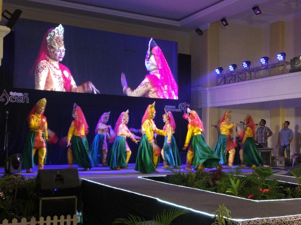 aceh_disbudpar's tweet photo. Penampilan tarian kreasi "Selendang Kipas" dari sanggar Banda Beutari, Kota Langsa #PDWA2016 #thelightofaceh https://t.co/lO0hH6s3Xj