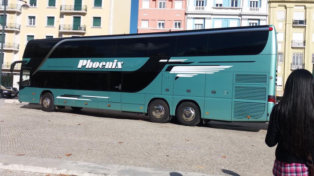 Os fãs já encontraram o outro autocarro das meninas!! (via @aIyciastein ) #WelcomeToPortugal5H