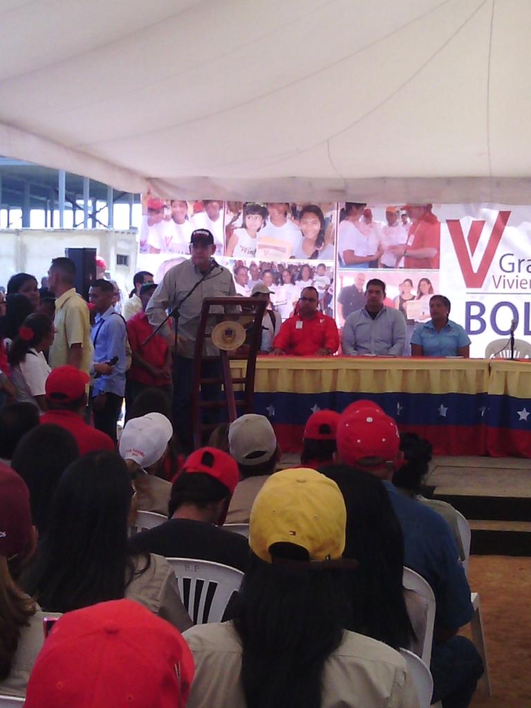 miradadechavez1's tweet photo. Presentes desde el Urb. Riberas DelCaroni #ViviendoVenezolano con Nuestro @rangelgomez @hherrerajimenez @OviedoPSUV https://t.co/uf3OG8X3AA