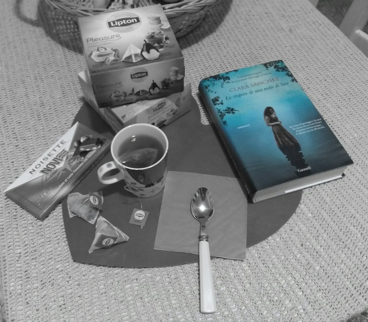 Rosymollo's tweet photo. Finalmente è tornato l'autunno #OctoberDay #TeaAndBook #ChocolateWeekEnd #Lostuporediunanottediluce #AfterStudy  #HappyDay https://t.co/pcOiCe5daK