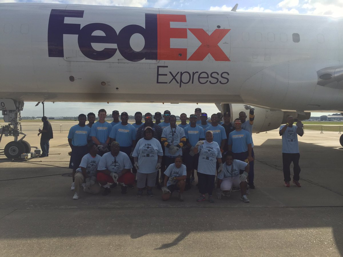 SuBaseball1's tweet photo. Our Southern baseball team doing some community service this morning by helping pull a jet. #GoJags https://t.co/seqvWbUKzw