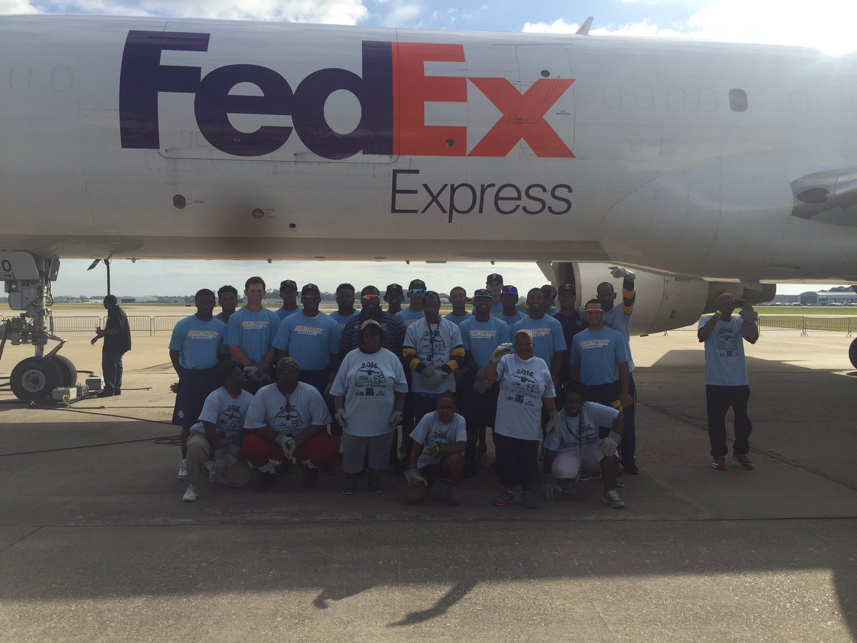 SuBaseball1's tweet photo. Our Southern baseball team doing some community service this morning by helping pull a jet. #GoJags https://t.co/seqvWbUKzw