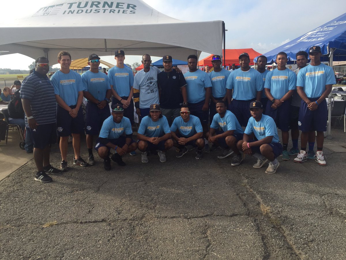 SuBaseball1's tweet photo. Our Southern baseball team doing some community service this morning by helping pull a jet. #GoJags https://t.co/seqvWbUKzw