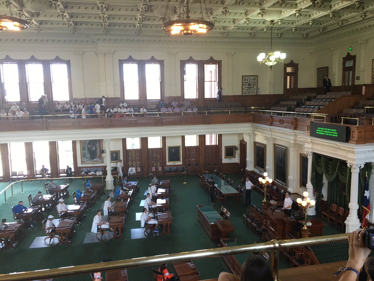 teamZERO_racing's tweet photo. #F1inSchoolsWF squad in the #TexasStateCapitolBuilding https://t.co/vaf2NXZRPp