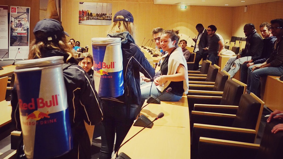 EMNormandie's tweet photo. [#SWLH] Les wings distribuent des @redbull à nos startupers à la @cciseinestuaire ! Énergie obligatoire pour tenir 54h non-stop ! https://t.co/go4ZEfWYGo