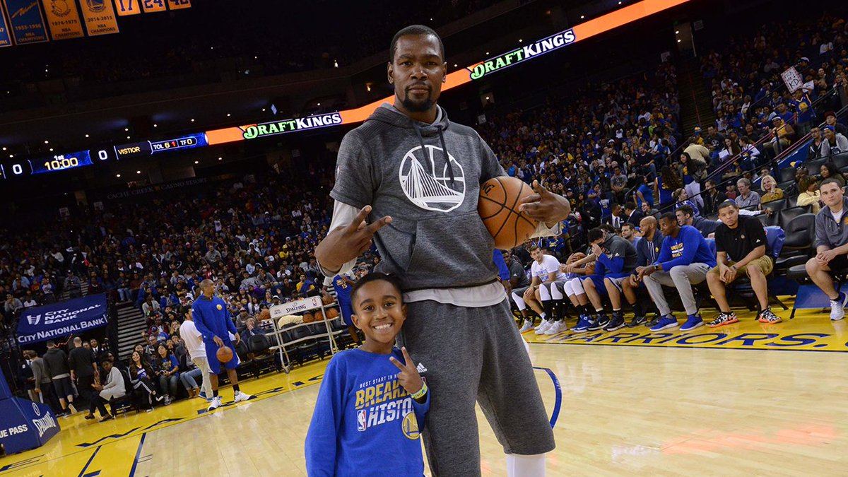 warriors's tweet photo. Watching the squad in action, fans participating in drills, a rookie talent show & more from #DubsOpenPractice Β» https://t.co/guXA3YVaQR https://t.co/k4NmJdWqfS