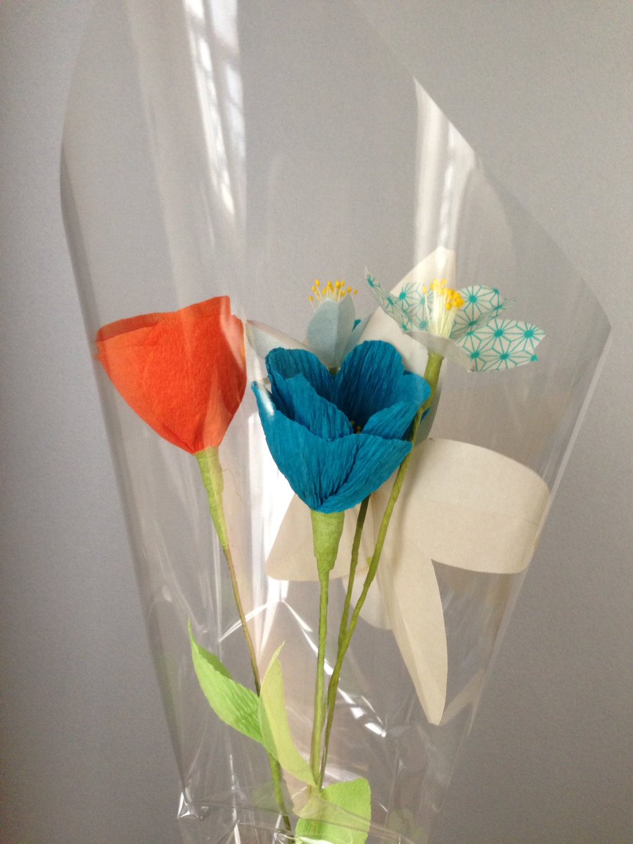 manureze's tweet photo. Mon premier atelier #origami (enfin ici kirigami) avec la fabrication d'un bouquet de fleurs chez @Adeline_Klam https://t.co/hAkLMqMidw
