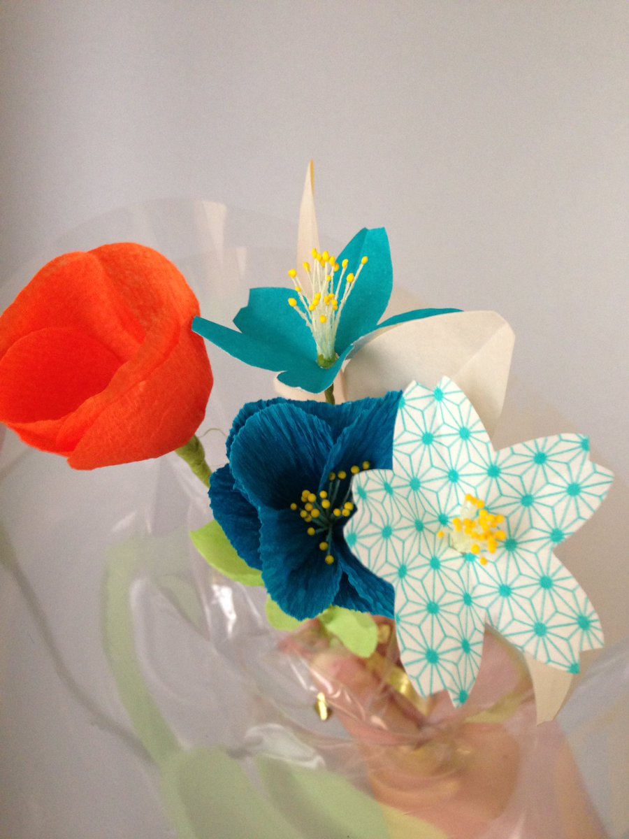 manureze's tweet photo. Mon premier atelier #origami (enfin ici kirigami) avec la fabrication d'un bouquet de fleurs chez @Adeline_Klam https://t.co/hAkLMqMidw