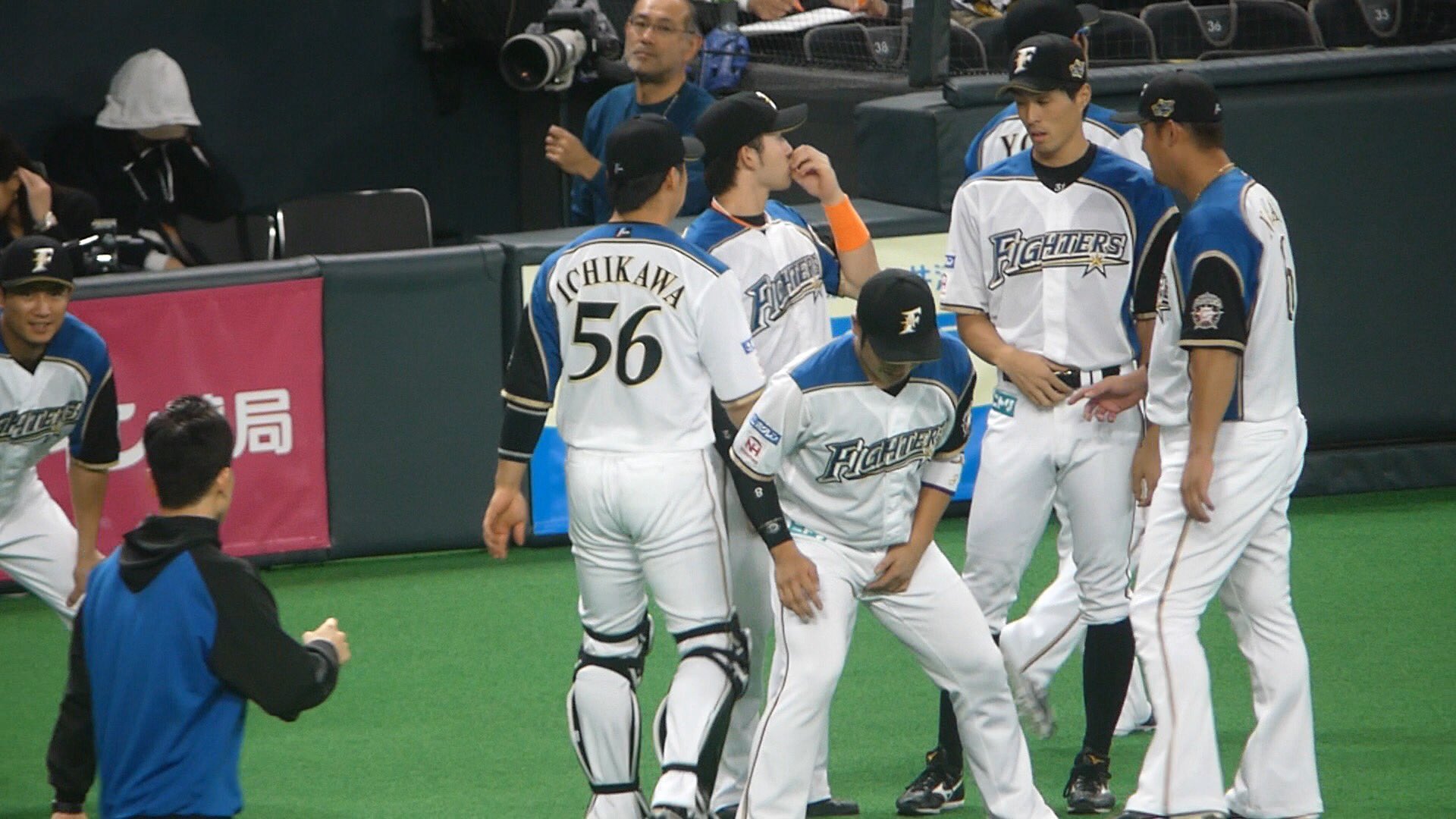 ট ইট র まいこ 写真 16 10 15 札幌ドーム 投げキッスをする杉谷拳士さん 誰にやったかはわからない 何故か中田翔さんに叩かれる杉谷拳士さん ビックリ杉谷拳士さん 杉谷拳士 中田翔 Lovefighters T Co 0dpk0ayfkk ট ইট র