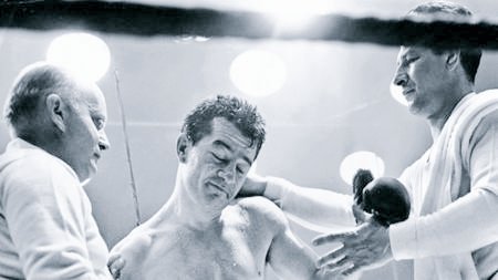 BoxingArchive's tweet image. Rocky Graziano in his corner, dazed after a third-round knockout by Sugar Ray Robinson

#Boxing #ArchivePhoto