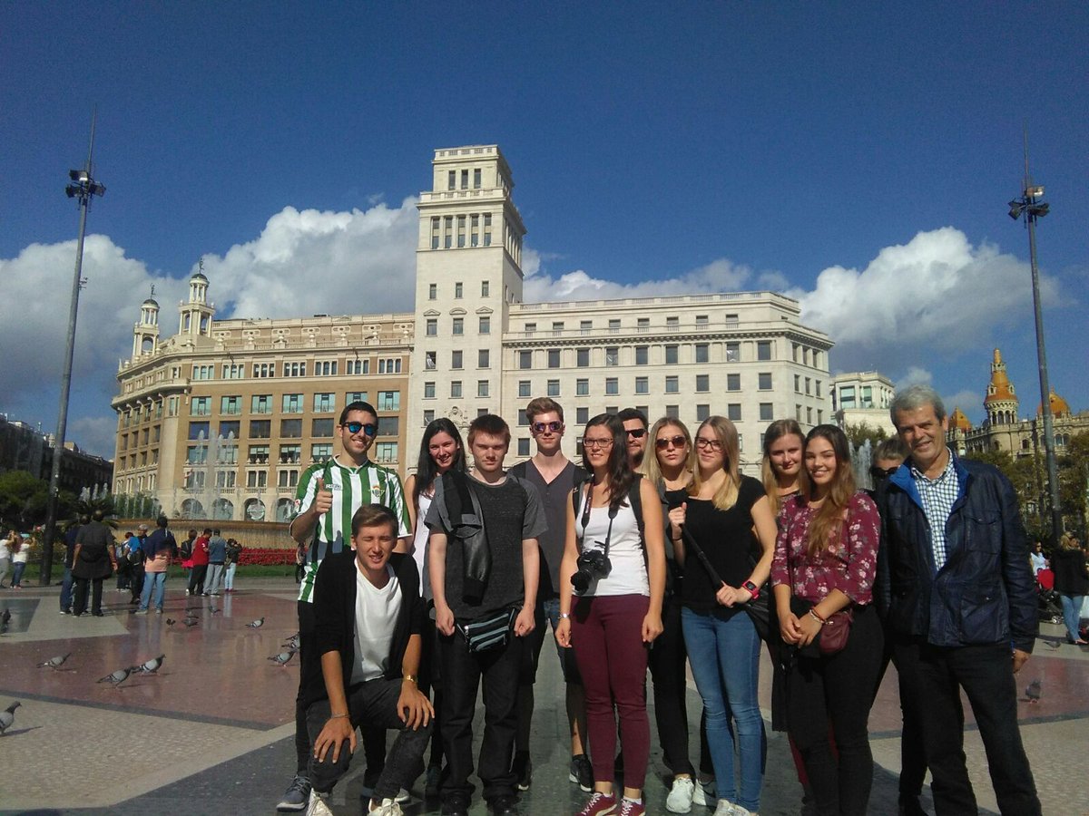 insserrallarga1's tweet photo. Avui  Barcelona. Continuem la ruta per Catalunya amb els ERASMUS. https://t.co/RnF3KCaIUX