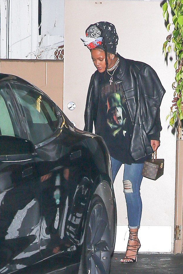 Getdailyupdates's tweet photo. #Rihanna Covers Her #Dreads with a #Scarf. #GetDailyUpdates #Hollywood #CelebrityNews #New York #Barbados https://t.co/F9ayL2brvh https://t.co/ScZMqwEWnu