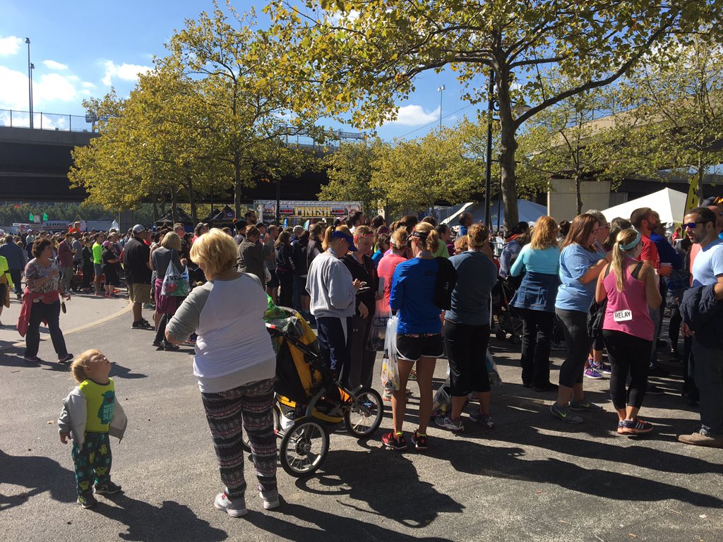 WMAR2News's tweet photo. The crowd support @baltrunfest is amazing! #BaltimoreRunningFestival #RunHon https://t.co/e17wIdw8a8
