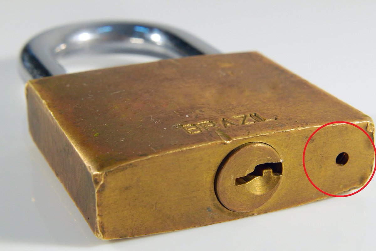 Cadeado: quando se fala em segurança, ele vem sempre em primeiro lugar. Vendido em diversos tamanhos, e com várias utilidades, como trancar o portão de casa e segurar o peso de uma corrente. Se observarem bem, ele tem um furinho bem próximo onde se coloca a chave, esse furo serve para que quando o cadeado se encher de água, ela possa sair mais facilmente. E também para o lubrificar quando necessário. Cadeado: quando se fala em segurança, ele vem sempre em primeiro lugar. Vendido em diversos tamanhos, e com várias utilidades, como trancar o portão de casa e segurar o peso de uma corrente. Se observarem bem, ele tem um furinho bem próximo onde se coloca a chave, esse furo serve para que quando o cadeado se encher de água, ela possa sair mais facilmente. E também para o lubrificar quando necessário.