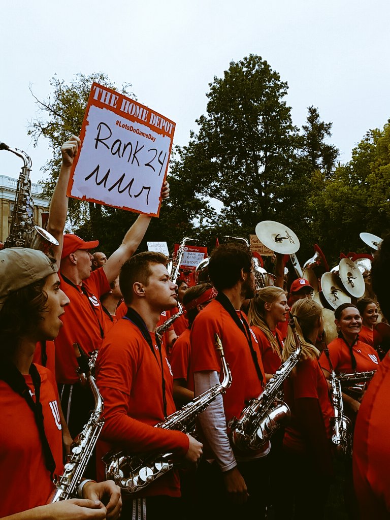 24MuMuPi's tweet image. 10:24! #CollegeGameDay #WisconsinGameDay