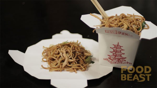 Comida Chinesa: sabe quando você vai a um restaurante de comida oriental, pede comida, e ela vem nessas caixinhas? Muitos tentam comer diretamente na caixa. Mas a maneira correta é abri-las, dessa forma tudo fica mais fácil e simples. Comida Chinesa: sabe quando você vai a um restaurante de comida oriental, pede comida, e ela vem nessas caixinhas? Muitos tentam comer diretamente na caixa. Mas a maneira correta é abri-las, dessa forma tudo fica mais fácil e simples.