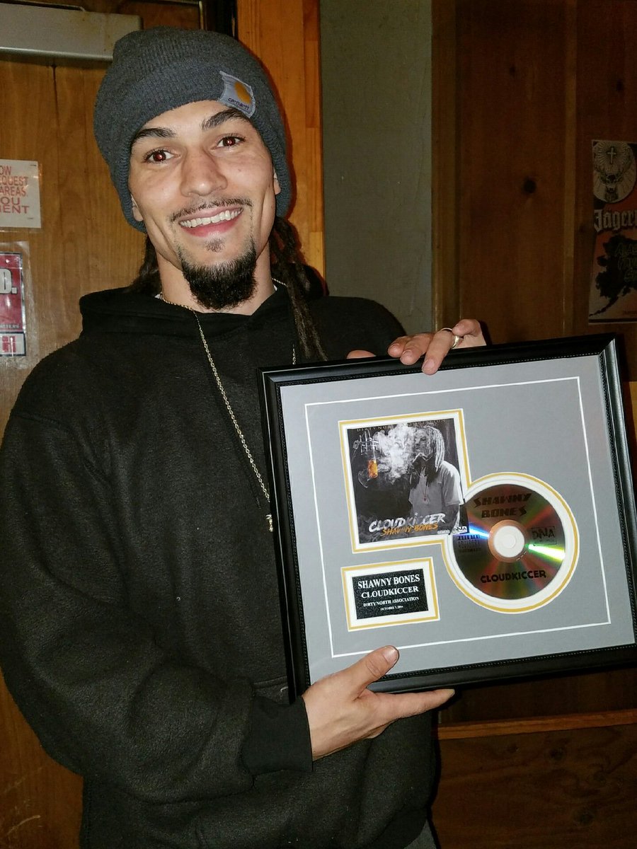 CloudKiccer3's tweet photo. @MoneyMann601 lil bro blessed me last nite for all tha hard work put in to tha CLOUDKICCER  album. Great feedbacc 2 https://t.co/5cDTq8c9UN