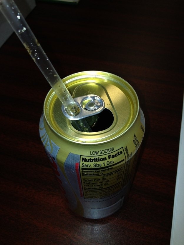 Lacres das latinhas: essa poucos sabiam. O lacre da latinha não serve somente para abrir a latinha. Serve também para segurar o canudinho enquanto tomamos o refrigerante. Lacres das latinhas: essa poucos sabiam. O lacre da latinha não serve somente para abrir a latinha. Serve também para segurar o canudinho enquanto tomamos o refrigerante.