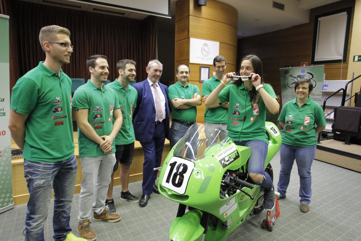 MotoETSIB's tweet photo. Hoy cerramos una etapa,con imágenes del día que comenzó la aventura final en @AragonMotorLand.¡Adiós @MotoStudent 2016! #MotoStudent #ETSIB https://t.co/43QnXLNx0K
