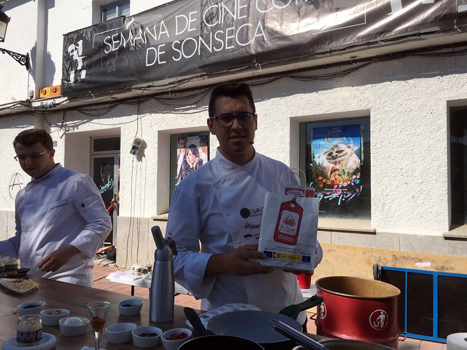 Ajo_SalsasJR's tweet photo. #AjoMoradodeLasPedroñeras en la @SemCineSonseca de la mano de @J_ChozasCocina!! 🤗😎 vía @MORADOAJO 
https://t.co/nMfzmCPcp1