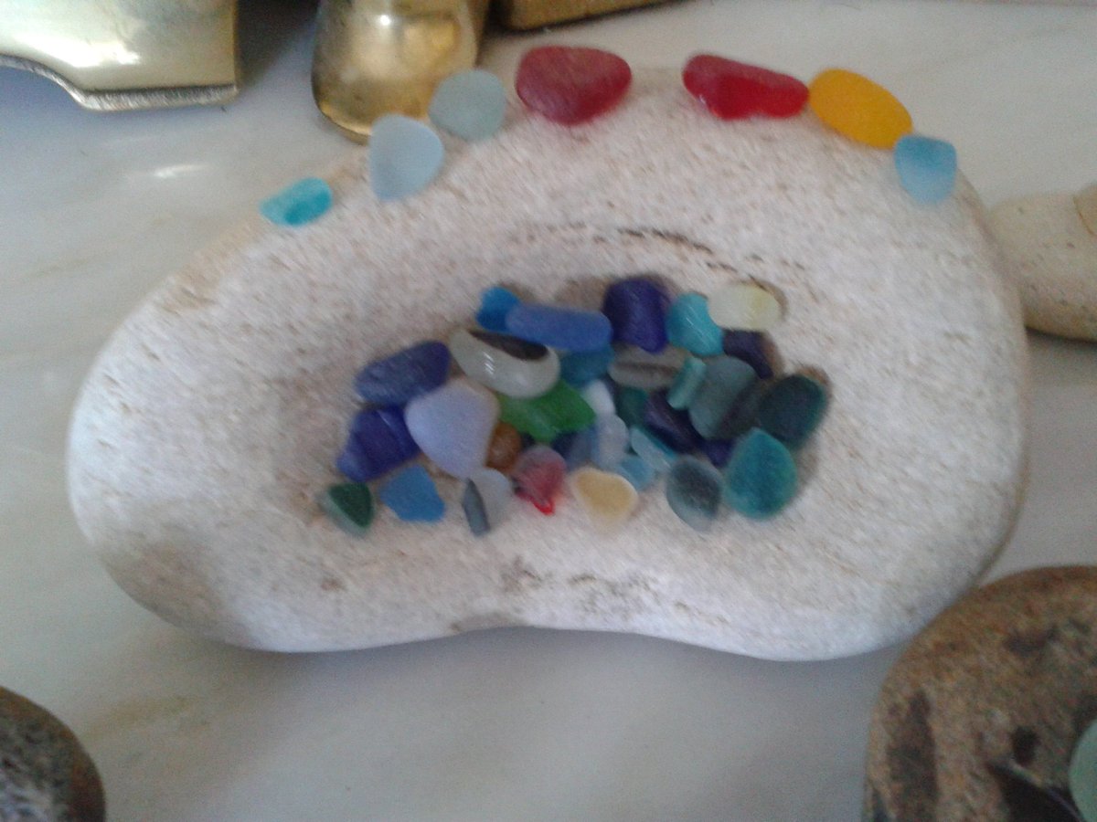 flaming_nora's tweet photo. My #seaglass special gems displayed on rocks found on the beach https://t.co/IqP3qzHLTX