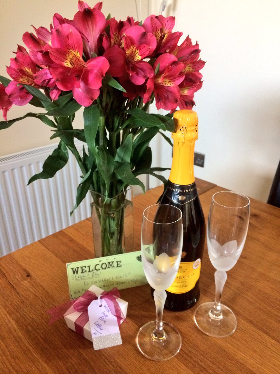 farmerphill1983's tweet photo. What a lovely welcoming present from the cottage owners we're staying at #LakeDistrict #posecco #chocolates #flowers
🍾🍸👌😊 https://t.co/bd3yvjSFZ6