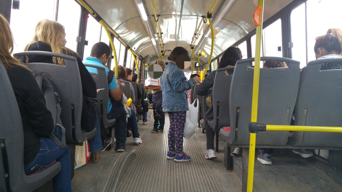 MarceAFernandez's tweet photo. Una dura imagen. Trabajo infantil en los colectivos urbanos de #Cordoba. 2 niños vendiendo golosinas.   
😞 https://t.co/D8BrRyATPg