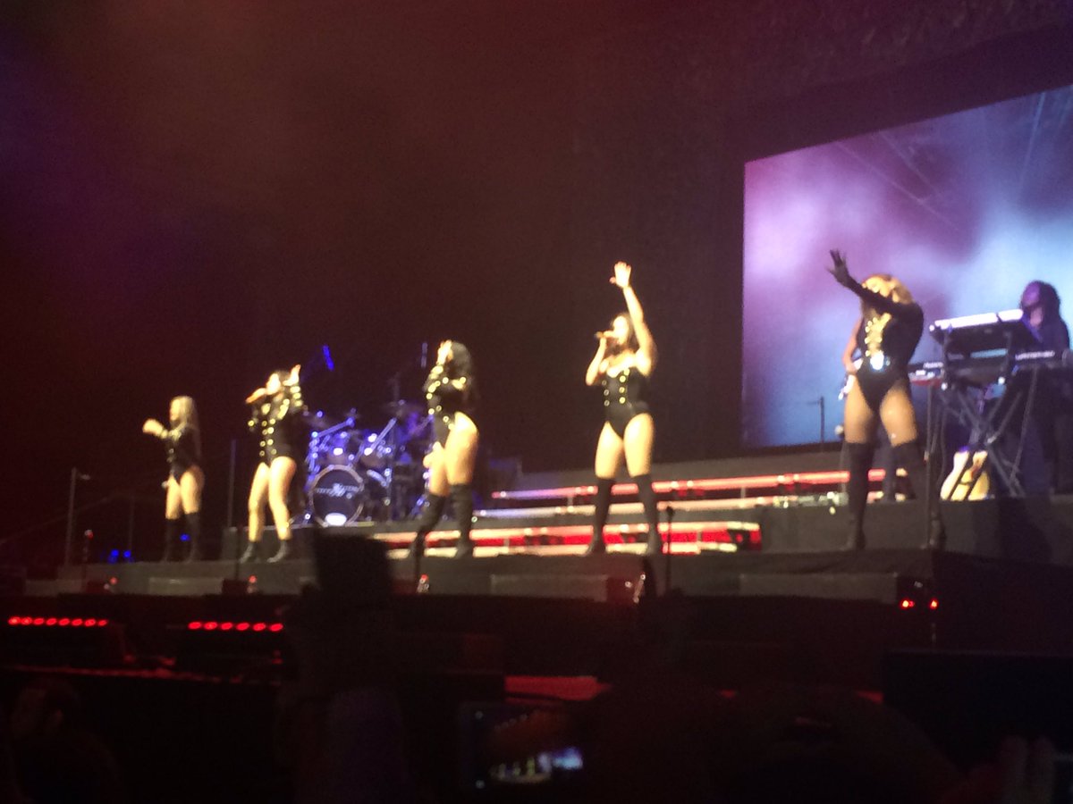 yoli. (taylor’s version) 💜🧣 the bus kids. tweet media