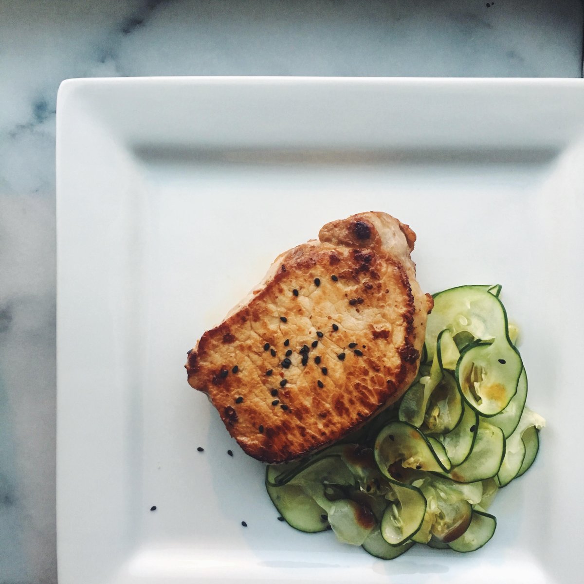 PorkEsSabor's tweet image. Serve up #SabrososMomentos like @caragreenstein Pair savory Asian-style chops with Asian-slaw marinated in sesame oil and soy #DinnerHack