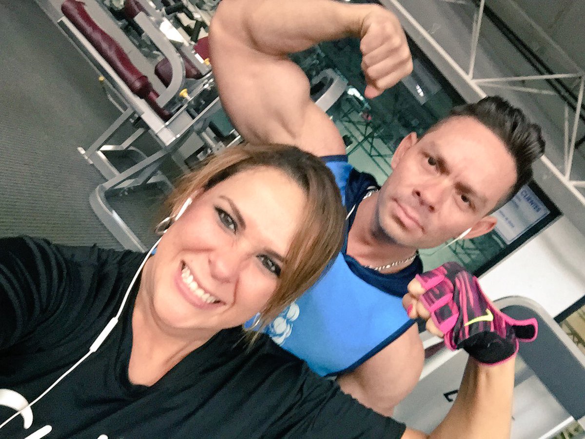 VickyCastilloTV's tweet photo. Entrenando con mi querido @vinifitrodas #AfterChallenge @FitnessOneGuate #FitnessOneTeam https://t.co/j6BPycNBwd