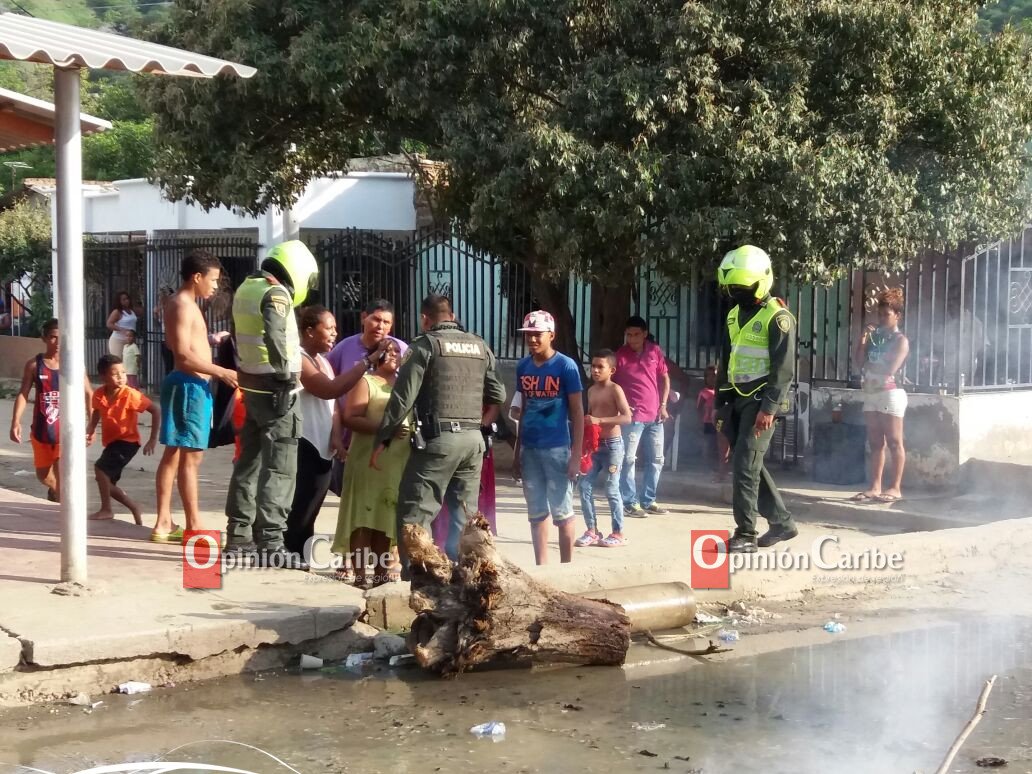 opinioncaribe's tweet photo. #ReporteOC A esta hora moradores del barrio Maria Eugenia bloquean la Vía al Ziruma por derramamiento de aguas servidas en el sector. https://t.co/SQYkPZ68Lk