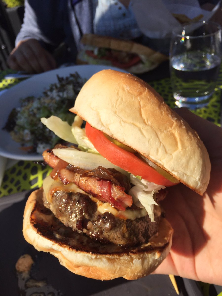 SeaToRye's tweet photo. The best burger on the #northshore at @feastdining #food #foodie #foodporn https://t.co/f3dMCkTdU4
