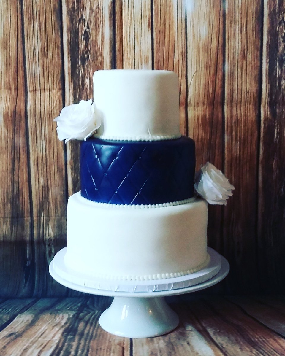 CBNicole15's tweet photo. @CKProducts @SatinIce @MarthaWeddings @RachaelRayShow @brides @Bridesmagazine simple but elegant wedding cake! https://t.co/hGOpK95T01