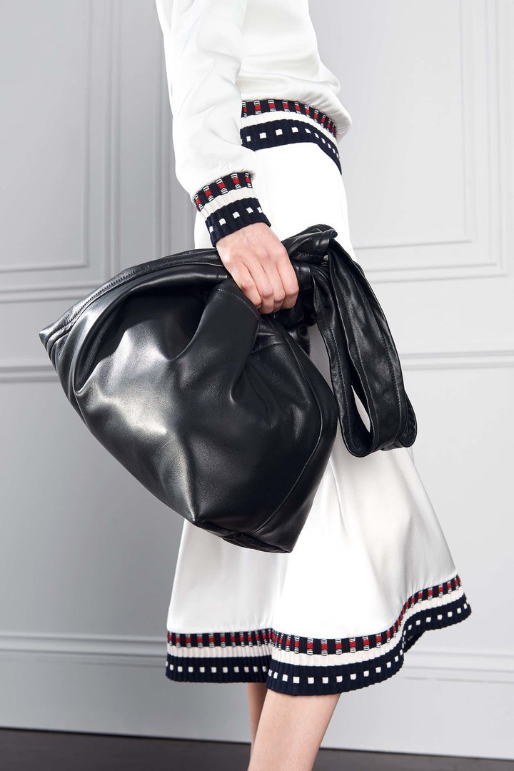 VB_collections's tweet photo. #VB_Collections New collection #VBBagsPreSS17 #VictoriaBeckham
// RTW spring 2017 Bags collection // @victoriabeckham https://t.co/0Ez6PIcg6r