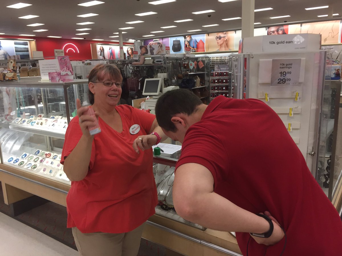 Brightening guests baskets with 5%savings = coloring a leader <a href="/AngelaSTurner/">Angela Turner</a> <a href="/SonnentagTara/">Tara Sonnentag</a> @AimeeZembruski #REDCards