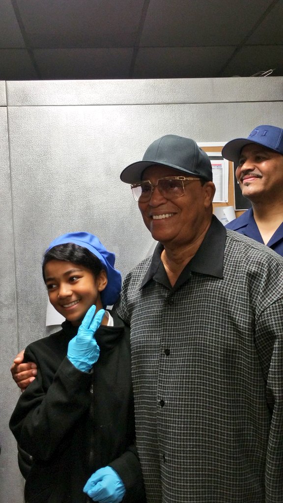 TheFinalCall's tweet photo. 📸 Minister @LouisFarrakhan stopped by today's #HDOA16 Day of Service and @BlueSeasExpress in Atlanta! https://t.co/SJFruz0jzR