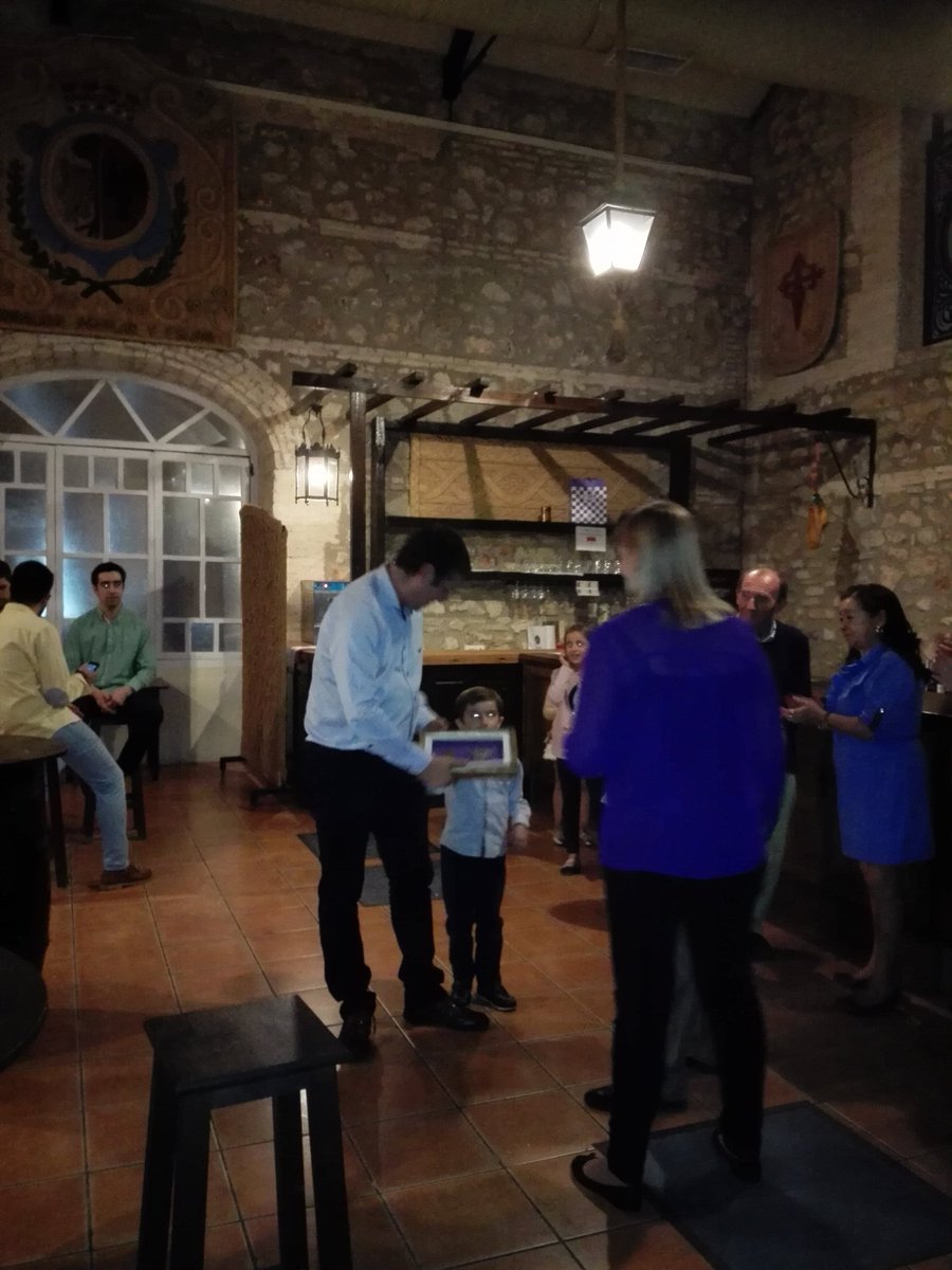 HdadJesusPreso's tweet photo. En el transcurso de la Cena de Hermandad ha sido homenajeado nuestro saliente H.Mayor por su trabajo durante los 4 años anteriores. https://t.co/sCNA4OuZxh