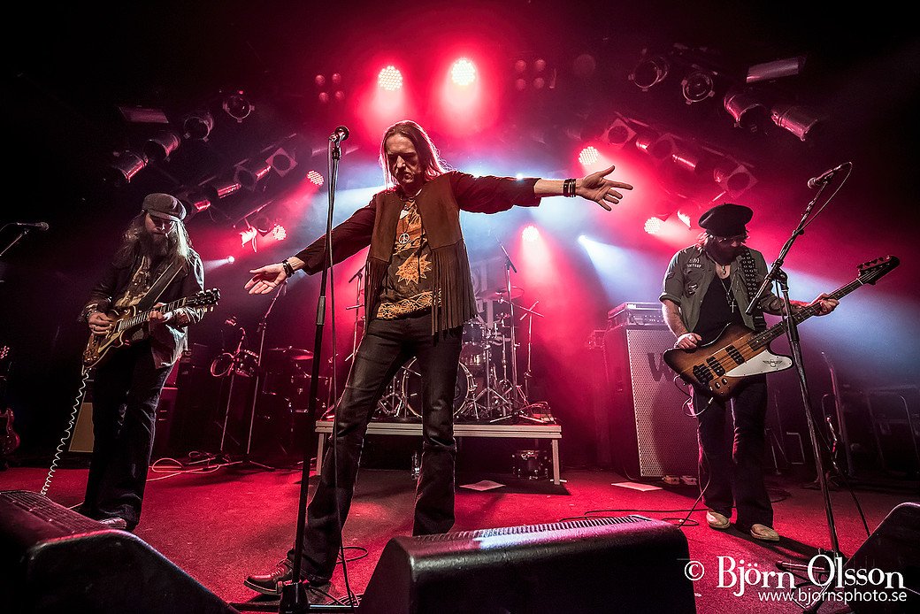 riothorse's tweet photo. Next week will be the start of the recording for the upcoming Riot Horse album nr 2 !! https://t.co/VML5LzxYnO