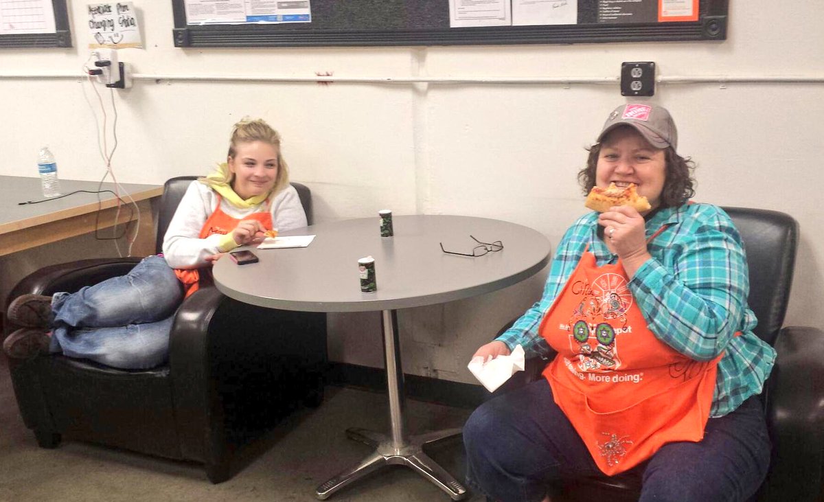 BrandonibarraHD's tweet photo. Pizza time at 4422! S/O to D23 DS Shelly &amp; team for helping out w/lunch for our FE! Thanks for joining in on CAM 2016! @D53_CAM @CAM_THD https://t.co/wpNR5b0rPX