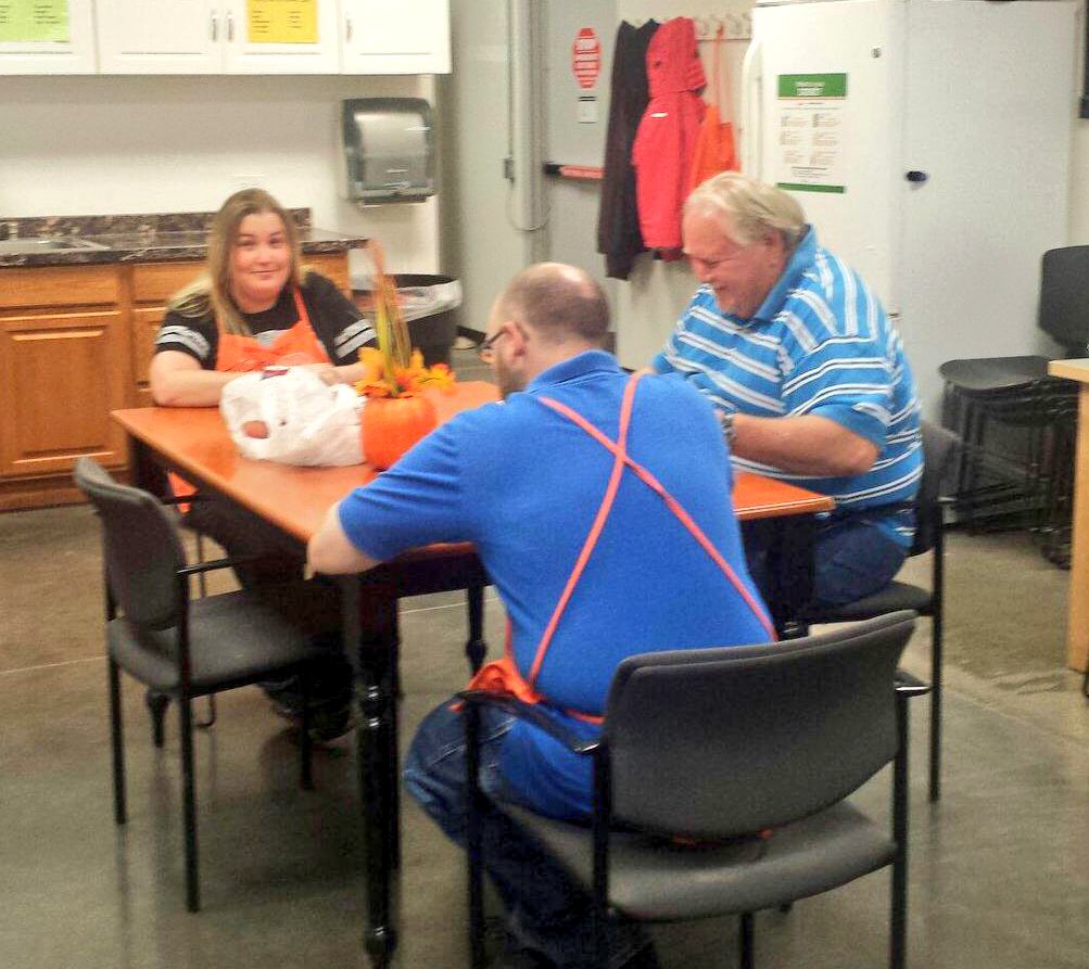 Pizza time at 4422! S/O to D23 DS Shelly &amp; team for helping out w/lunch for our FE! Thanks for joining in on CAM 2016! <a href="/D53_CAM/">D53_CAM</a> <a href="/CAM_THD/">THD_Front End Ops</a>