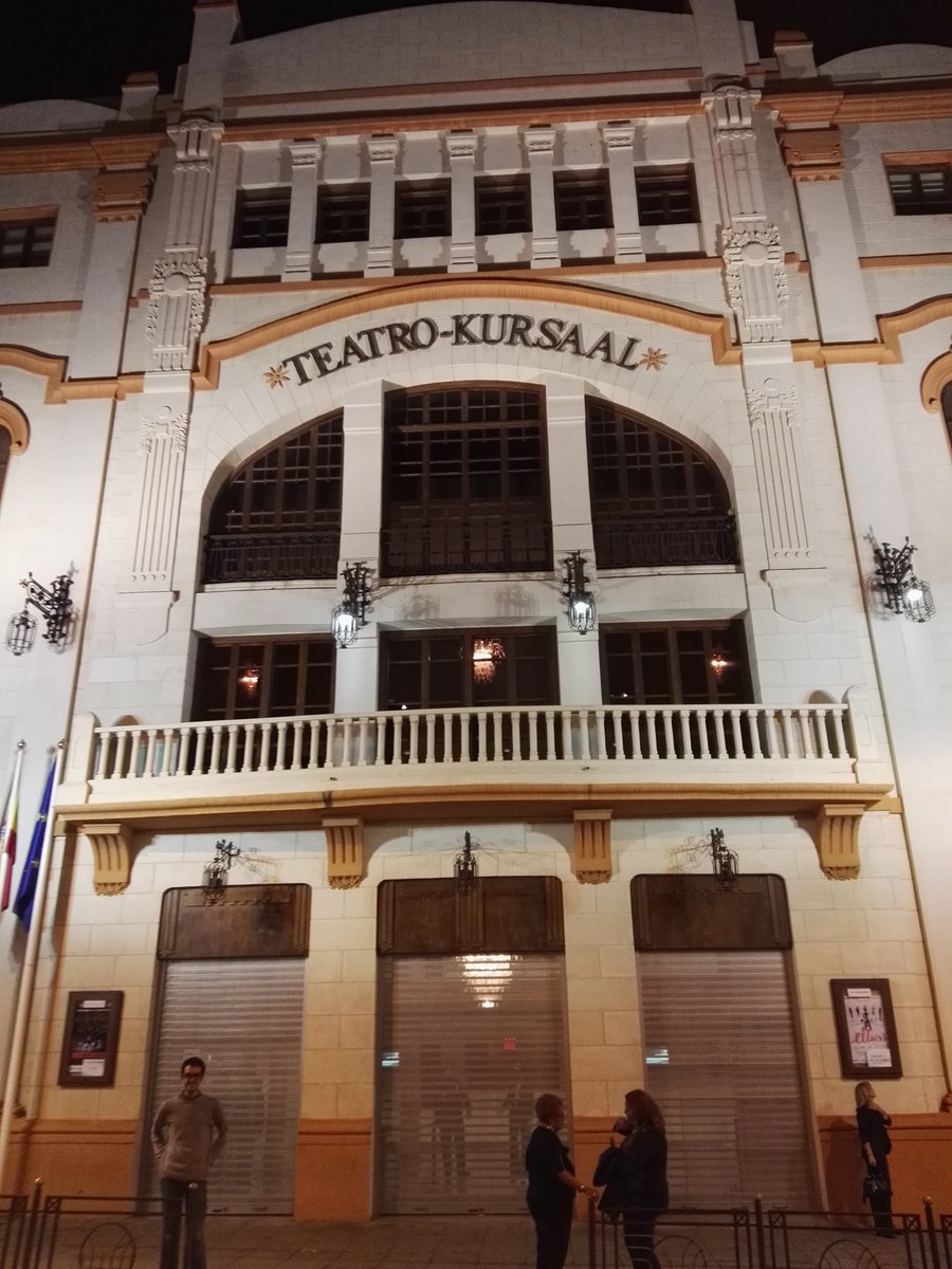 svjimenez's tweet photo. En el @Kursaal_Melilla a punto de ver #Ella(s) de #NeilLabute @TeatroSinRed @notasdeunespect y acordándome de @LaSalaRNE @danielgalindo78 🎭 https://t.co/60MfjbpEcm