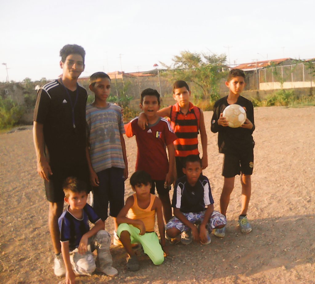 VidaNuevaCf's tweet photo. El profe Juan Rivero con algunos de sus dirigidos. #VNCF https://t.co/wpkm8plgE7