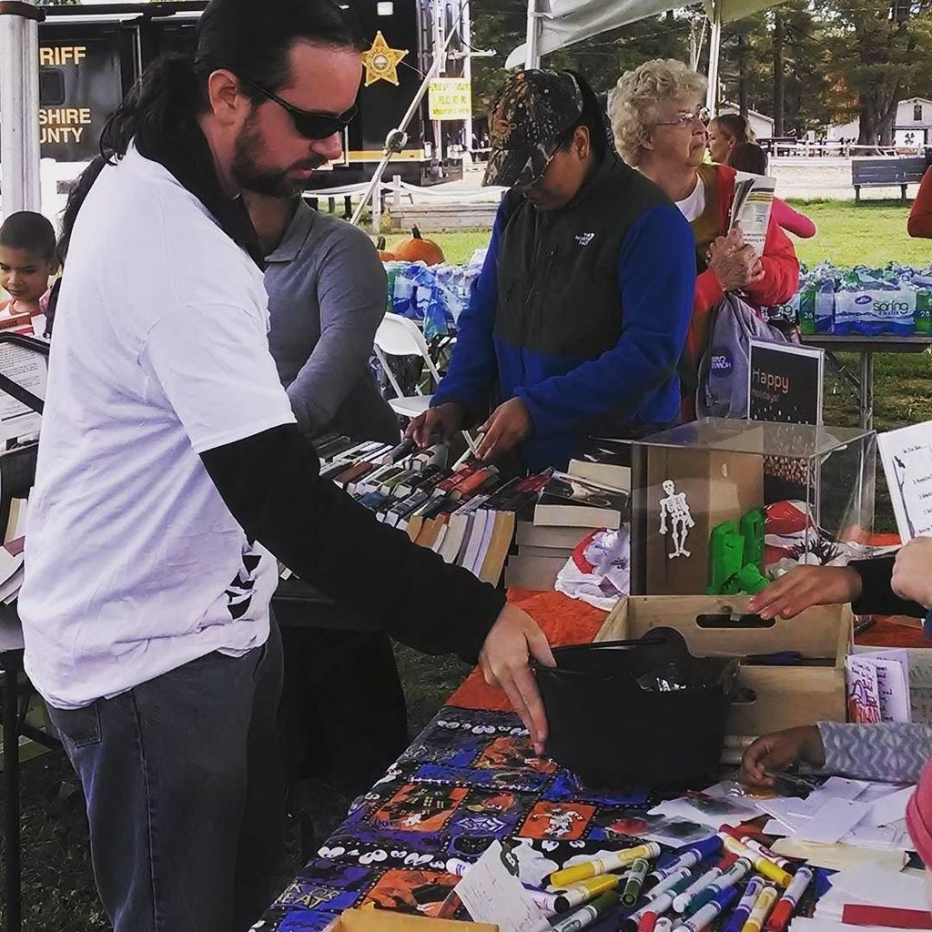 KeenePLibrary's tweet photo. Our skeleton staff is giving away free books at #mpfest16. Come get ready for #allhallowsread16 https://t.co/6vTJQhqAA3