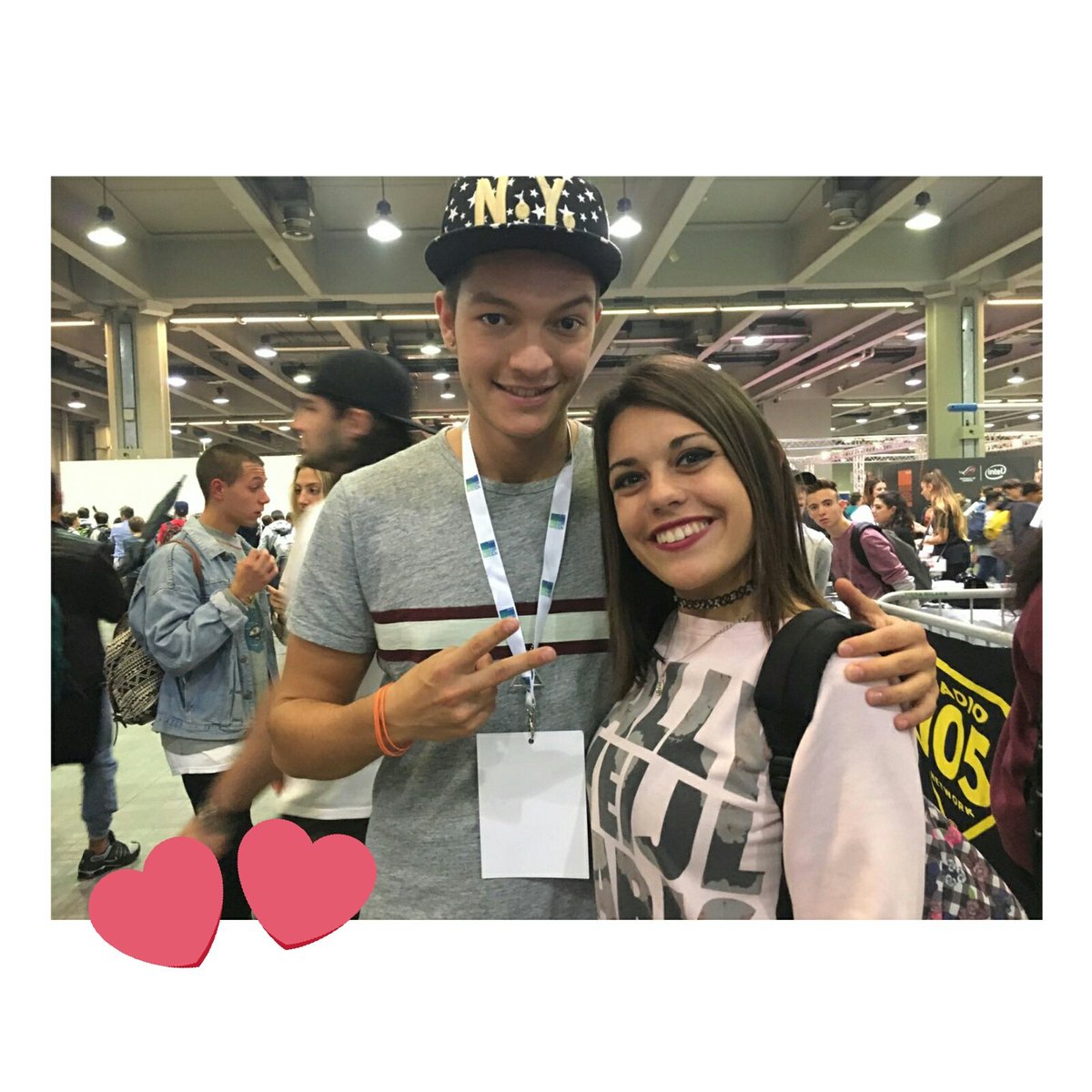 ilariac99's tweet photo. @alexmagix, ti ho riconosciuto, sei l'amico della @sofia_viscardi😋 #gamesweek2016 https://t.co/BCNeoSrsbi