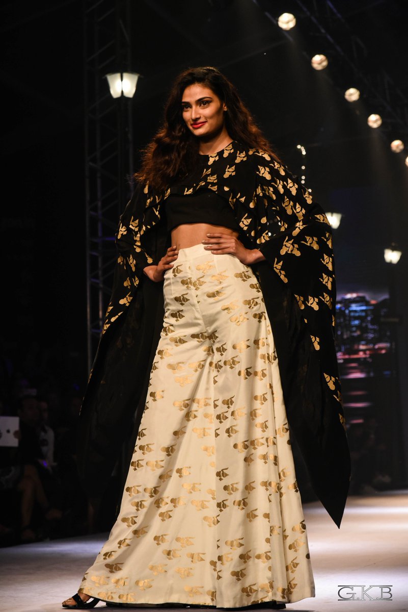 visualideator's tweet image. Aankhon ke panno pe
Maine likha tha sau dafaa....
#athiyashetty #AIFW