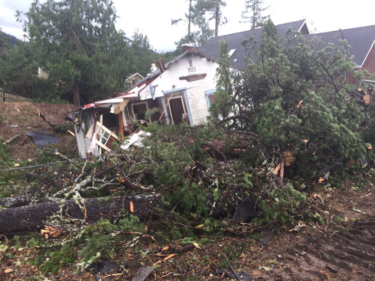 High winds, rain lash Pacific Northwest